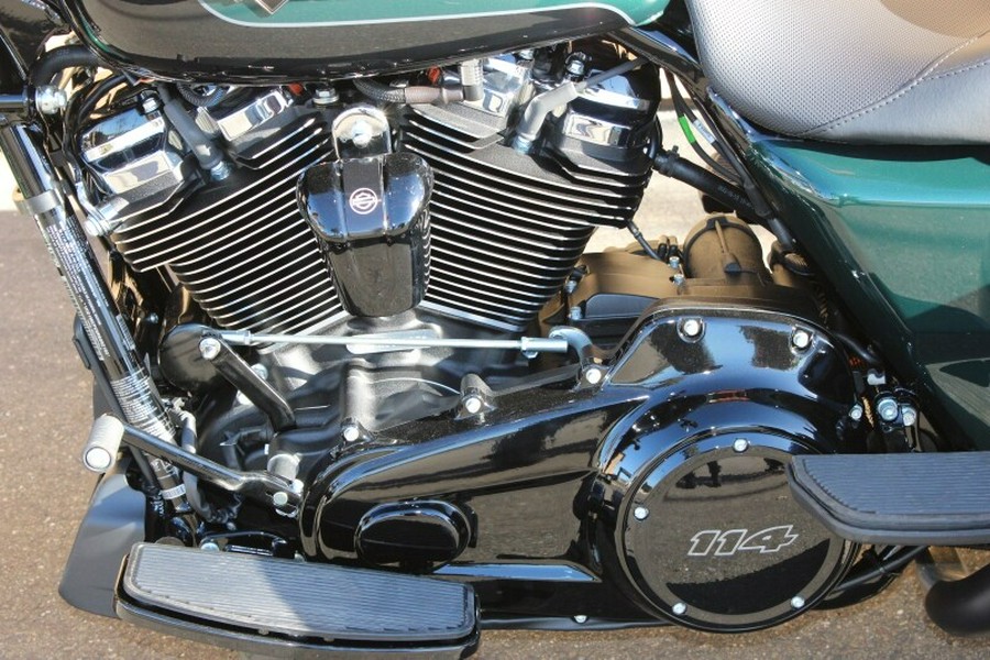 Harley-Davidson® Freewheeler® 2024 ALPINE GRN/BLK W/ PINSTRIPE
