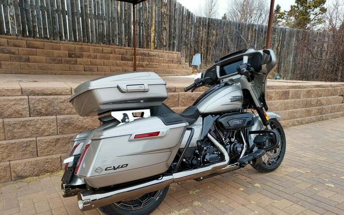 2023 Harley-Davidson CVO™ Street Glide Dark Platinum w/Pinstripe