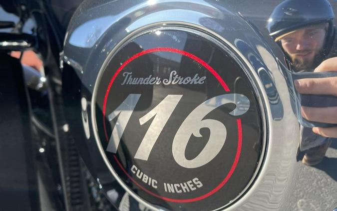 2020 Indian Motorcycle® Roadmaster® Elite Thunder Black Vivid Crystal Over Gunmetal Flake