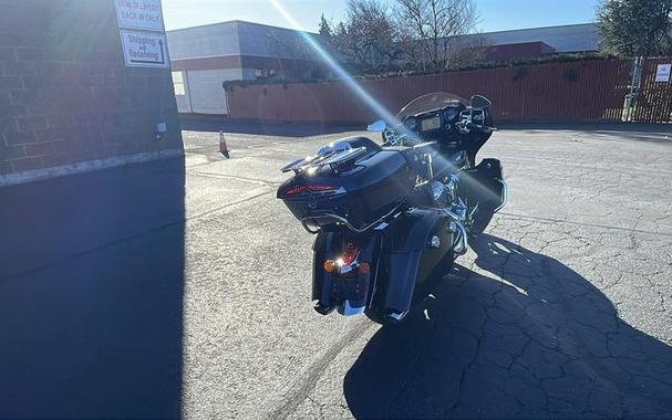 2020 Indian Motorcycle® Roadmaster® Elite Thunder Black Vivid Crystal Over Gunmetal Flake