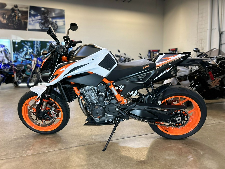 2021 KTM 890 Duke R