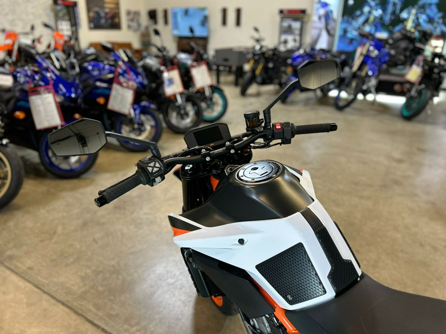 2021 KTM 890 Duke R