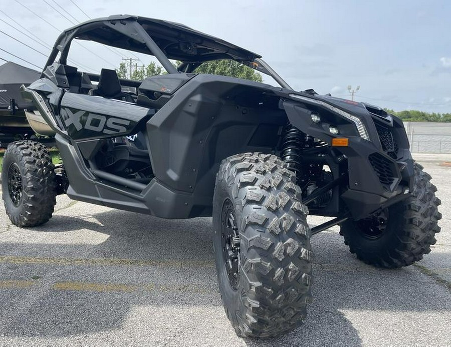 2026 Can-Am® Maverick X3 X ds Turbo RR Triple Black_4.5 in