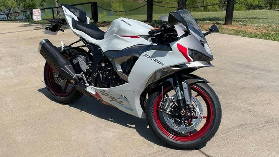 2024 Kawasaki Ninja® ZX™-6R Pearl Robotic White/Metallic Graphite Gray