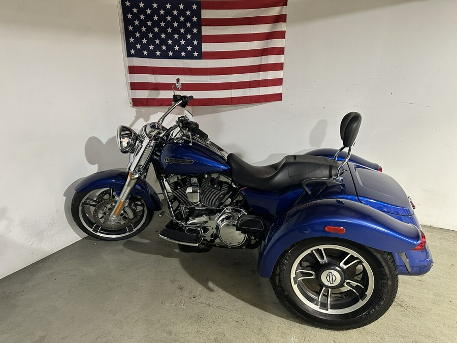 2015 Harley-Davidson Freewheeler™ Superior Blue