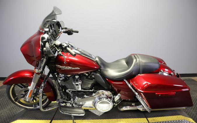 2017 Harley-Davidson Street Glide Special Velocity Red Sunglo