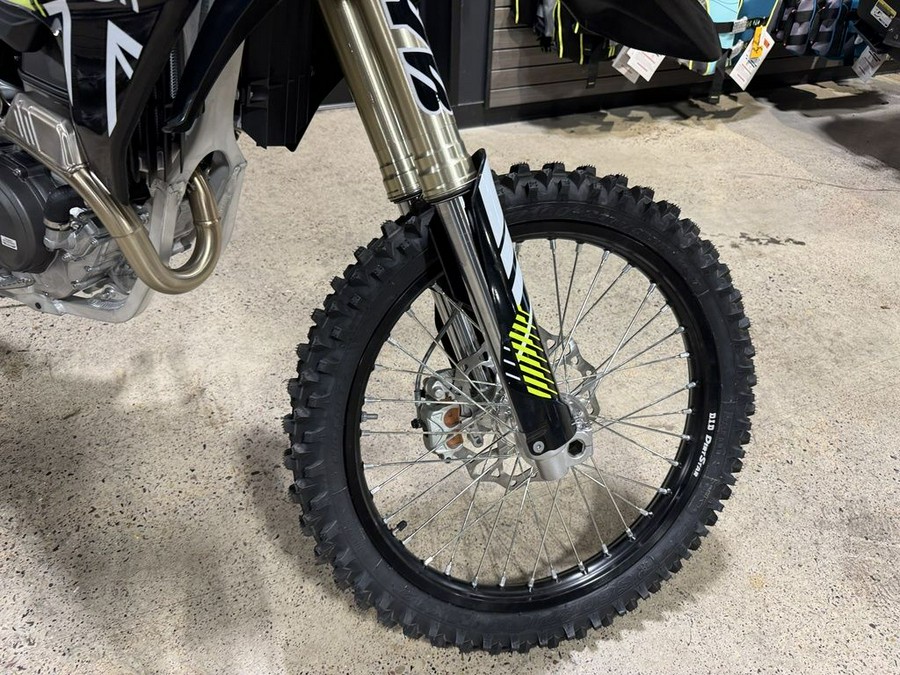 2025 Triumph TF 250-X Jet Black/Pure White