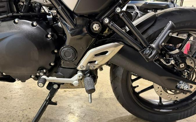 2026 Triumph Thruxton 400 Metallic Racing Yellow / Aluminium Silver