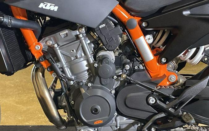 2023 KTM Duke 890 R