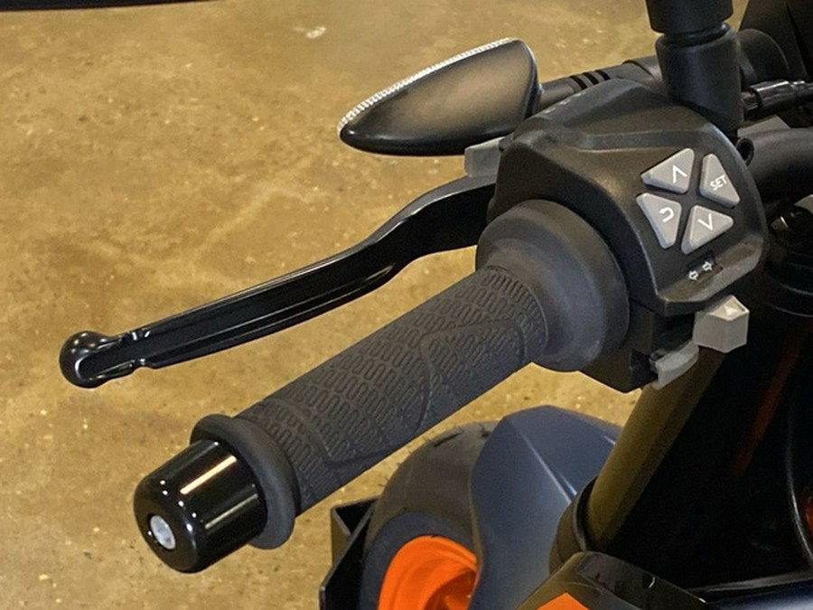 2023 KTM Duke 890 R