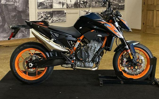 2023 KTM Duke 890 R