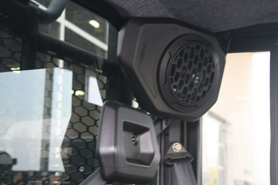 2027 Can-Am Defender XU MAX Limited HD11