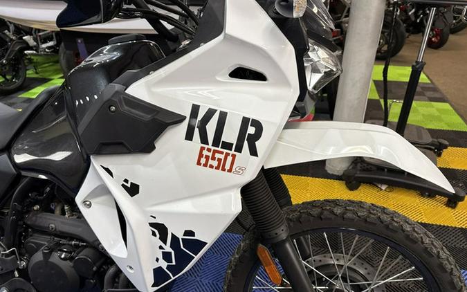 2025 Kawasaki KLR650 S Pearl Crystal White/Metallic Carbon Gra Base