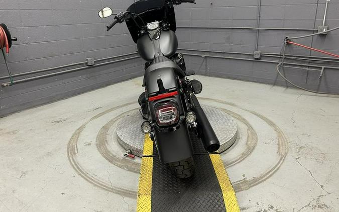 2026 Harley-Davidson® FLHD - Deadwood™