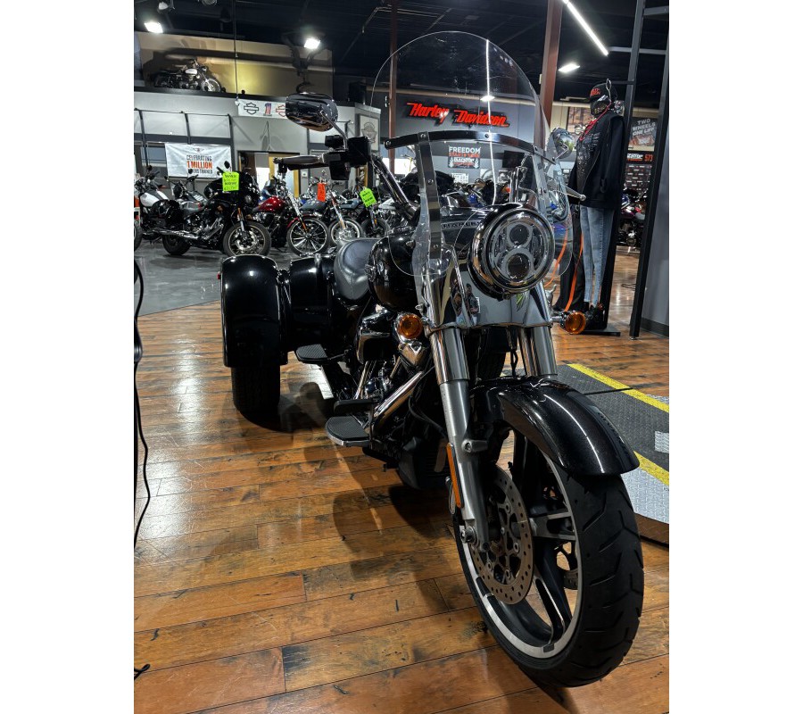 2017 Harley-Davidson® Freewheeler® BLACK QUARTZ