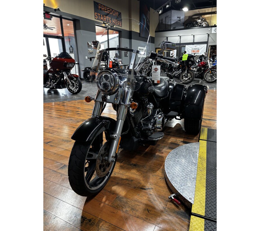 2017 Harley-Davidson® Freewheeler® BLACK QUARTZ