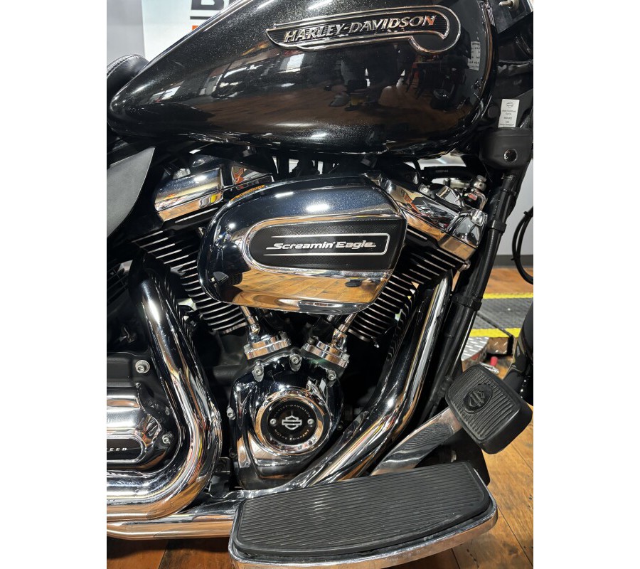 2017 Harley-Davidson® Freewheeler® BLACK QUARTZ