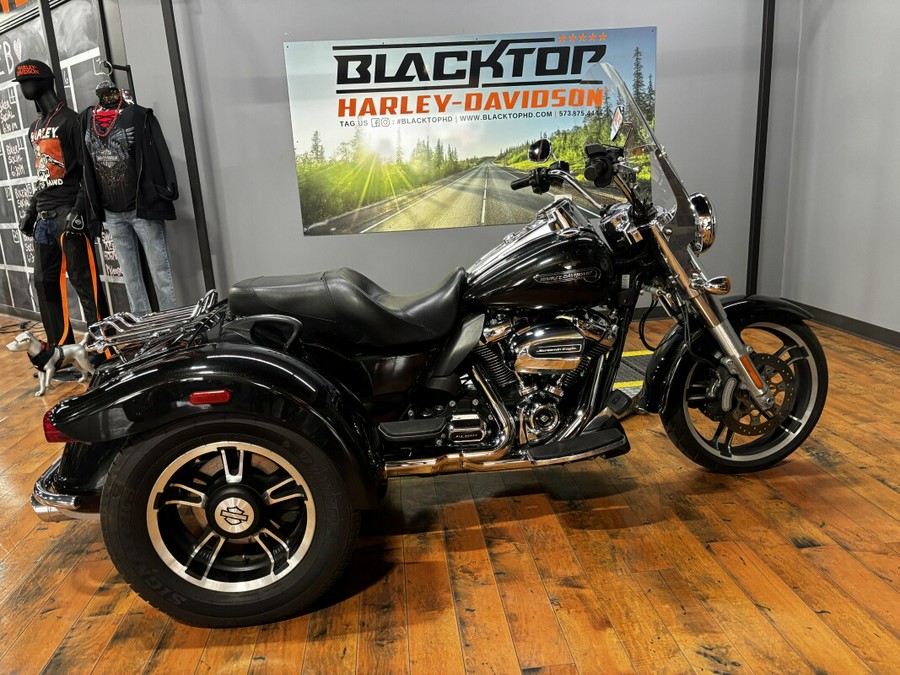 2017 Harley-Davidson® Freewheeler® BLACK QUARTZ