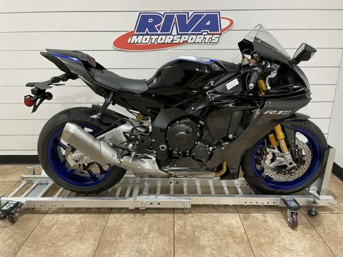 2020 Yamaha R1 + R1M | In-depth Review by 44Teeth