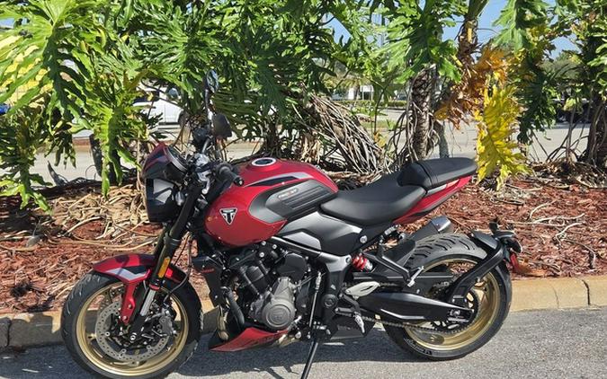 2026 Triumph Trident 800 Carnival red 800