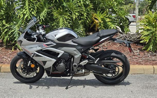 2026 TRIUMPH Daytona 660 Aluminium Silver / Sapphire Black