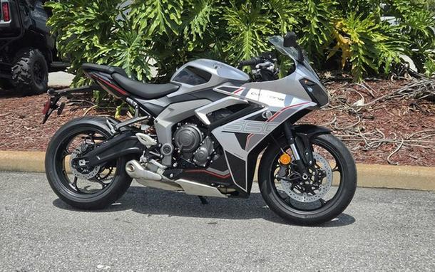 2026 TRIUMPH Daytona 660 Aluminium Silver / Sapphire Black