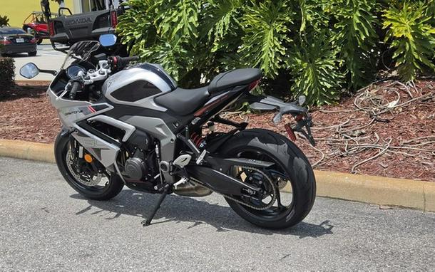 2026 TRIUMPH Daytona 660 Aluminium Silver / Sapphire Black