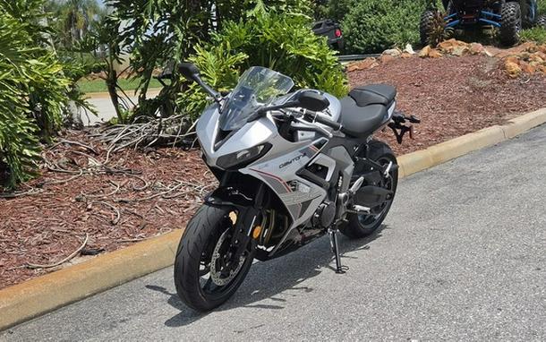 2026 TRIUMPH Daytona 660 Aluminium Silver / Sapphire Black