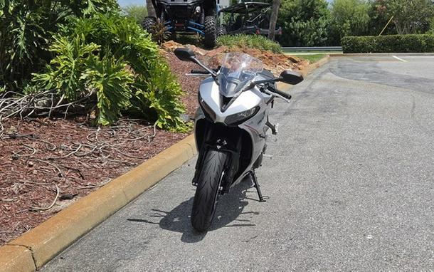 2026 TRIUMPH Daytona 660 Aluminium Silver / Sapphire Black