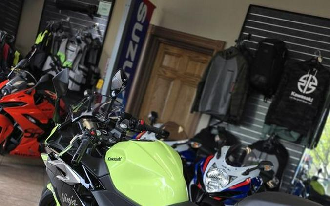 2026 Kawasaki Ninja® 500 ABS Metallic Yellowish Green/Ebony
