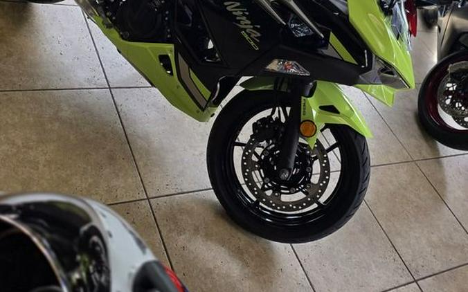 2026 Kawasaki Ninja® 500 ABS Metallic Yellowish Green/Ebony