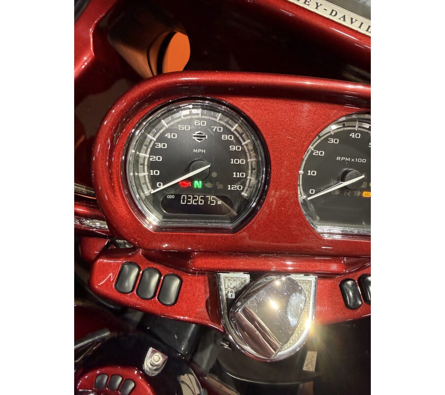 2016 Harley-Davidson® CVO™ Road Glide® Ultra Ruby Red/Palladium Silver