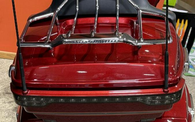 2016 Harley-Davidson® CVO™ Road Glide® Ultra Ruby Red/Palladium Silver