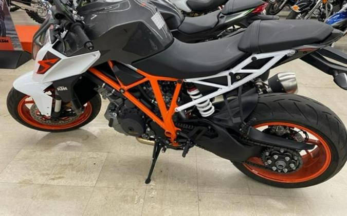 Comparison Ride Review: 2017 Aprilia Tuono V4 1100 vs. 2017 KTM Super Duke 1290 R