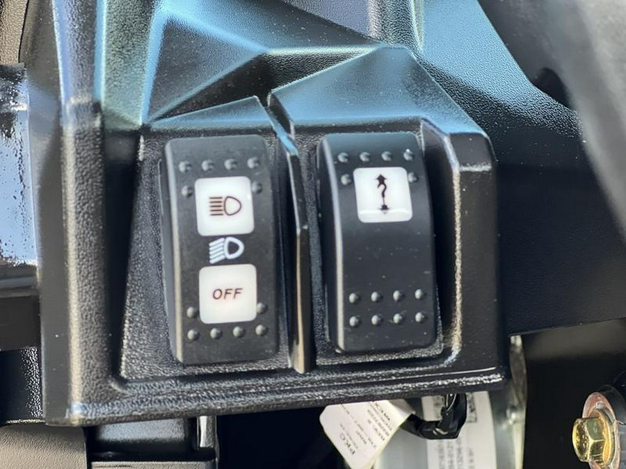 2023 Can-Am® Commander XT 700