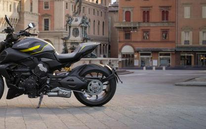 2026 Ducati Diavel V4 Black Roadster