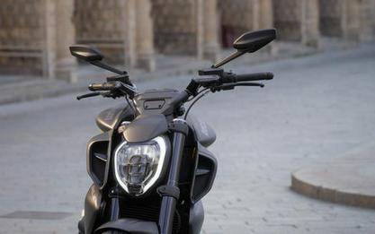 2026 Ducati Diavel V4 Black Roadster