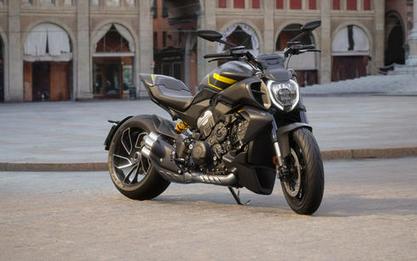 2026 Ducati Diavel V4 Black Roadster