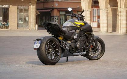 2026 Ducati Diavel V4 Black Roadster