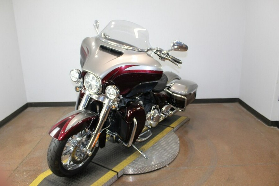 Harley-Davidson® CVO™ Ultra Limited 2015 FLHTKSE 954731N PAL SLVR/MAROON W/ PINSTRIP