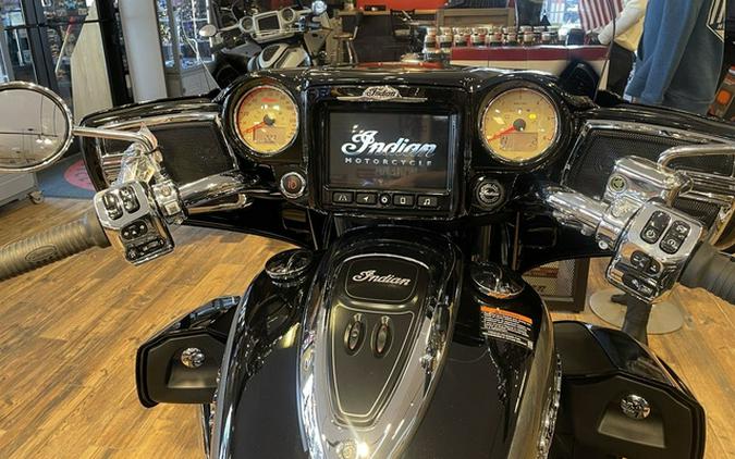 2025 Indian Roadmaster Black Metallic/Heavy Metal