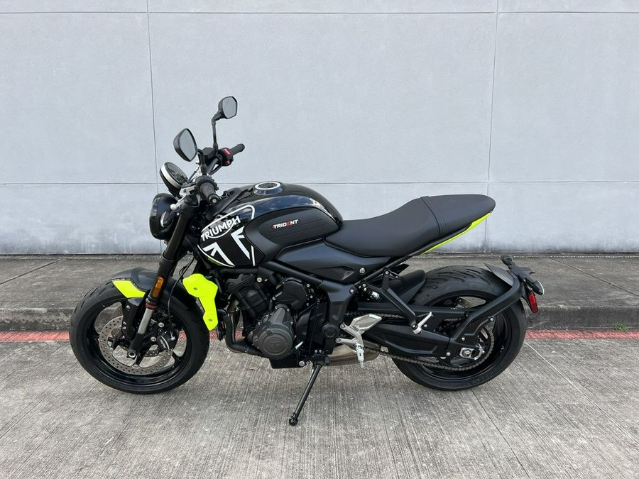 2024 Triumph Trident 660 Jet Black/Triumph Racing Yellow