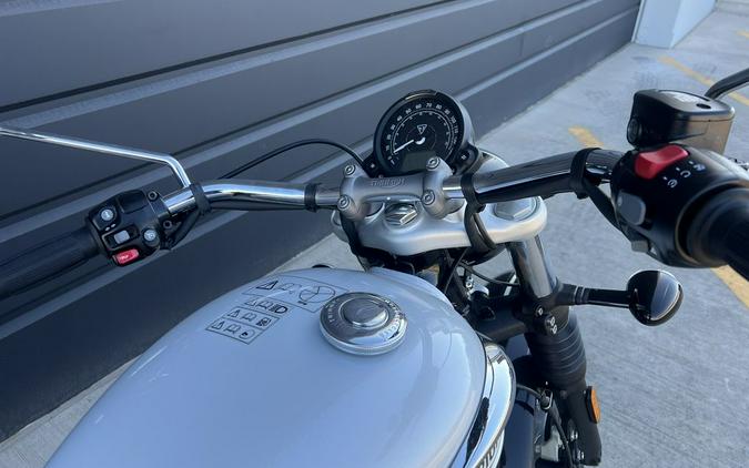 2025 Triumph Bonneville Speedmaster Snowdonia / Cranberry Red