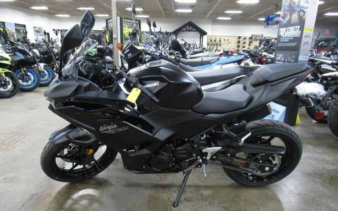 2026 Kawasaki Ninja® 500 Metallic Flat Spark Black