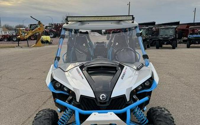 2016 Can-Am® Maverick MAX X ds TURBO 1000R Hyper Silver & Octane Blue