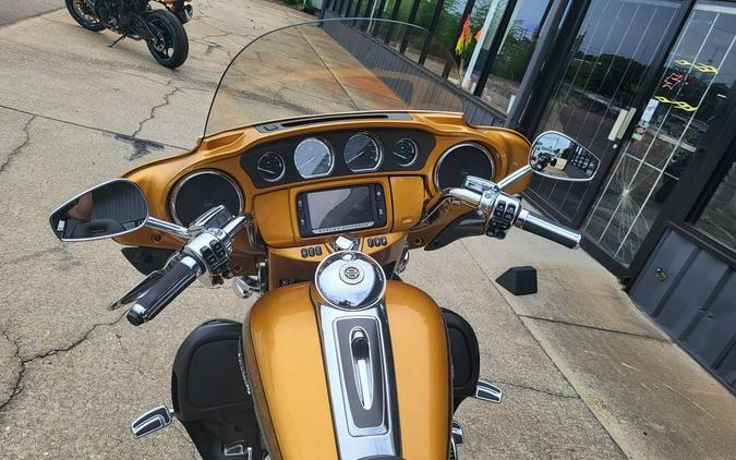 2015 Harley-Davidson® FLHTCUSE CVO ULTRA CLASSIC