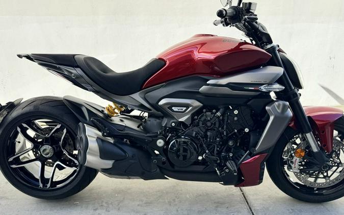 2026 Ducati XDiavel V4 Burning Red V4 Black Lava