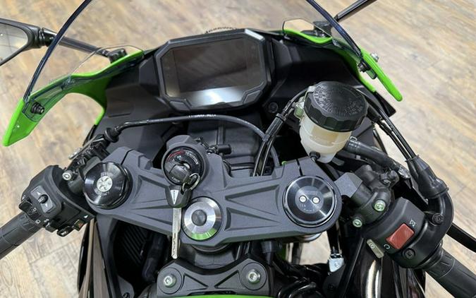 2024 Kawasaki Ninja ZX-6R ABS Pearl Robotic White/Metallic Gra