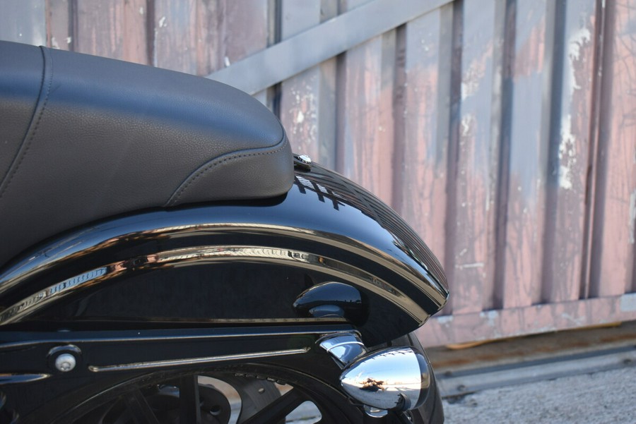 2016 Harley-Davidson® Street Bob® FXDB