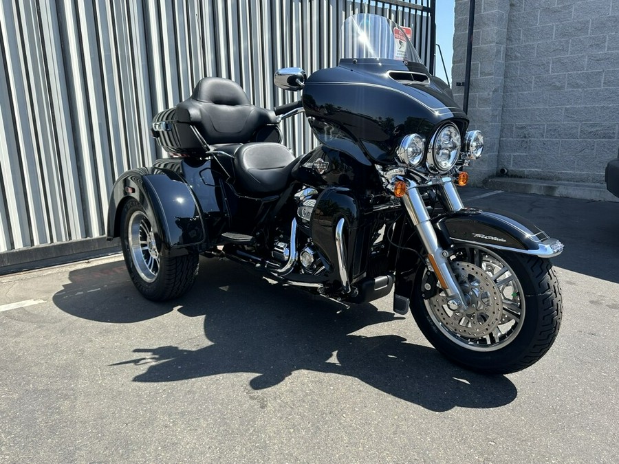 Harley-Davidson Tri Glide Ultra 2024 FLHTCUTG 84379159DT VIVID BLACK W/ PINS
